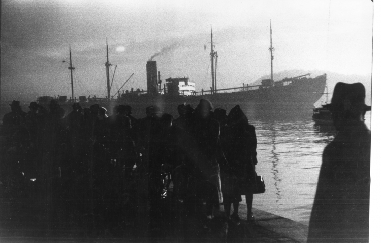 Oczekujący na zaokrętowanie Żydzi na nabrzeżu w Oslo, w tle SS Donau, autor: Georg W. Fossum, źródło: HL-Senteret, Oslo