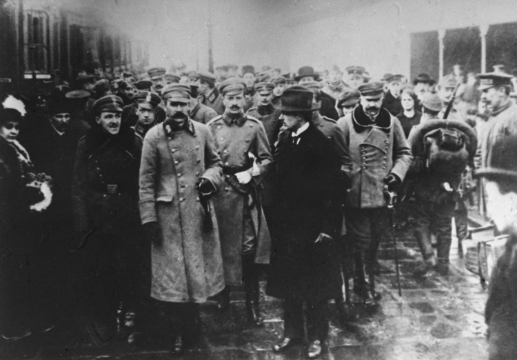 Powitanie Józefa Piłsudskiego w Warszawie w grudniu 1916 r. Zdjęcie to przez niektórych traktowane jest jako scena z listopada 1918 r. , fot. PAP/CAF/reprodukcja