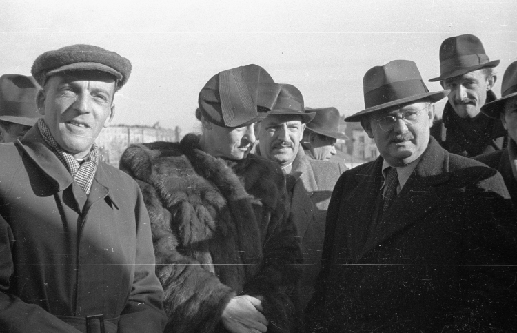 Józef Sigalin (pierwszy z lewej) w 1948 r. oprowadzał po budowie trasy W-Z w Warszawie Wandę Wasilewską i Hilarego Minca, fot. CAF/PAP