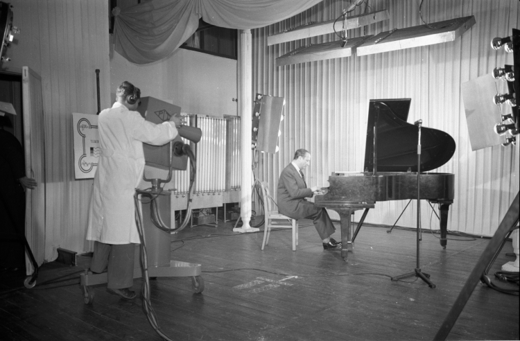 Władysław Szpilman w studio telewizyjnym, 1951 r. PAP/Stanisław Dąbrowiecki