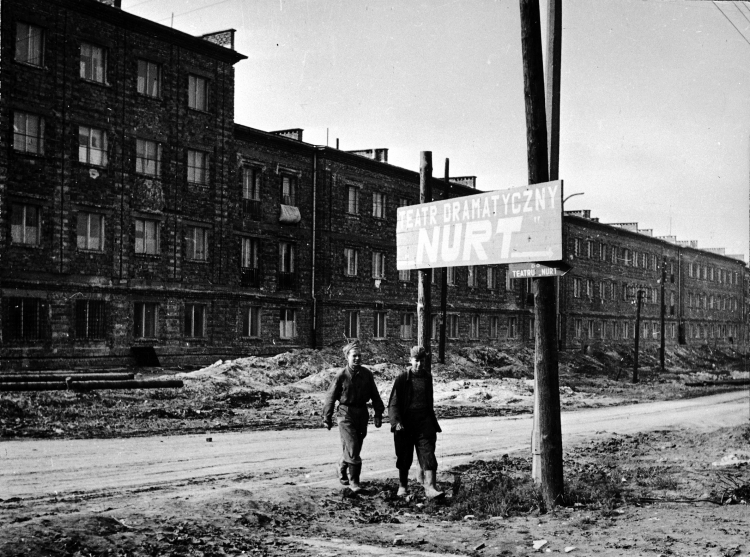 W 1952 roku powstał robotniczy zespół amatorski Nurt, pierwszy teatr na terenie budowanej dzielnicy Nowa Huta. Nz. junacy w drodze do teatru, 1953 r. PAP