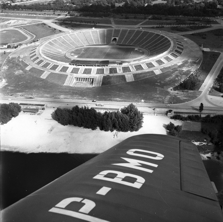 Stadion dziesięciolecia w Warszawie w 1963 r., fot. PAP/H. Grzęda