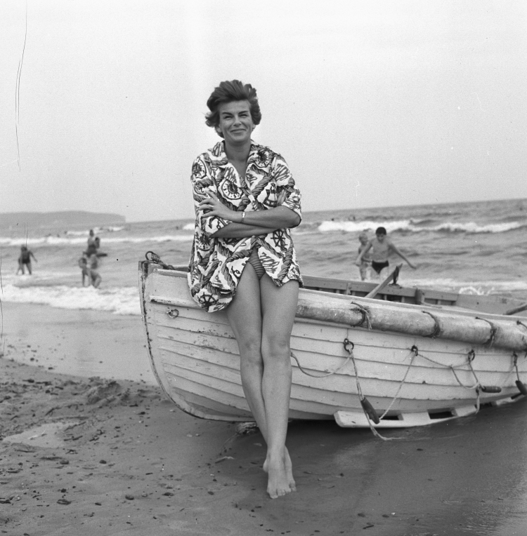 Piosenkarka Maria Koterbska na plaży w Sopocie 1963 r. PAP/Dionizy Gładysz