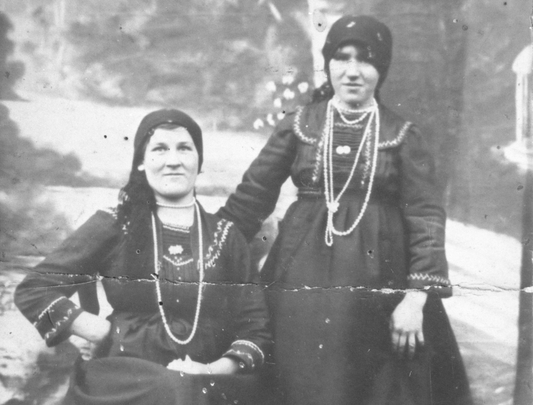 Rodzina Borynów ze wsi Lipce k. Skierniewic, w której Władysław Reymont umieścił akcję swojej powieści Chłopi. Fotografia z rodzinnego albumu. gr PAP/Reprodukcja Irena Jarosińska