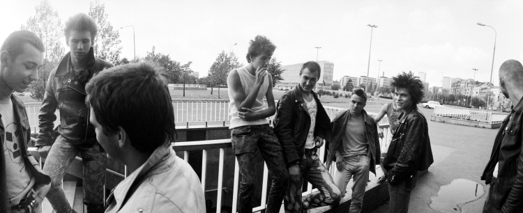 Młodzież związana z subkulturą punk przed klubem studenckim Riviera, fot. PAP/Afa Pixx/Z. Żyburtowicz