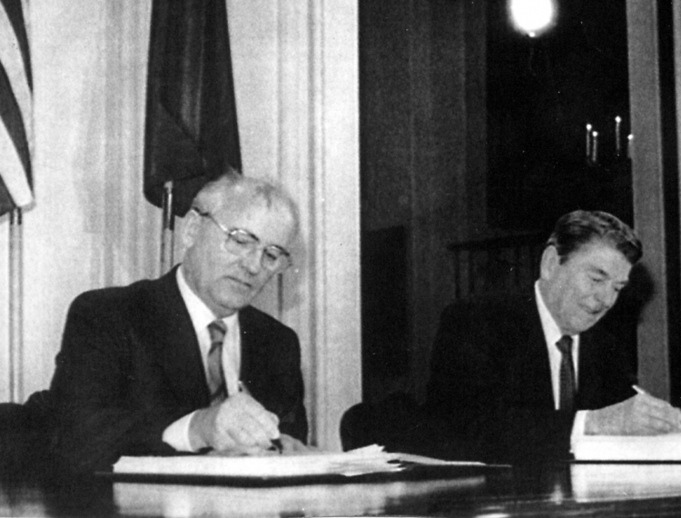 Michaił Gorbaczow i Ronald Reagan, fot. PAP
