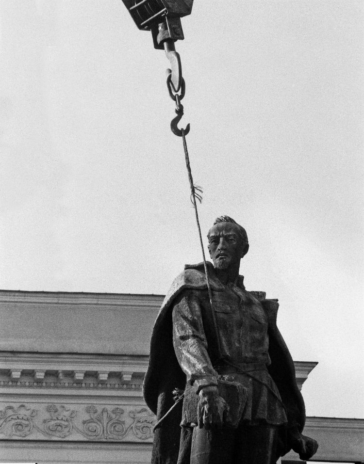 Demontaż pomnika Feliksa Dzierżyńskiego w Warszawie, 17 listopada 1989, fot. PAP/Z. Żyburtowicz