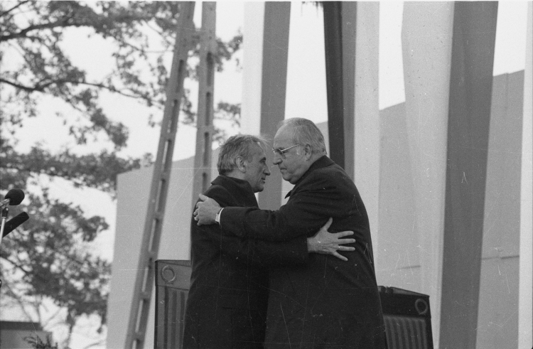 Kanclerz Helmut Kohl i premier Tadeusz Mazowiecki przekazują sobie gest pojednania podczas mszy w Krzyżowej 12 listopada 1989 r., fot. PAP/A. Hawalej