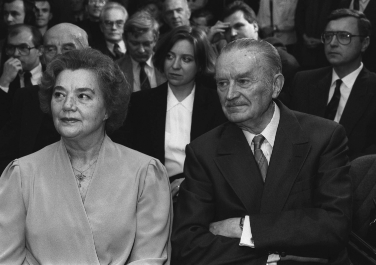 Piotr Jaroszewicz z żoną Alicją Solską na promocji książki Edwarda Gierka w 1992 r., fot. PAP/Z. Matuszewski