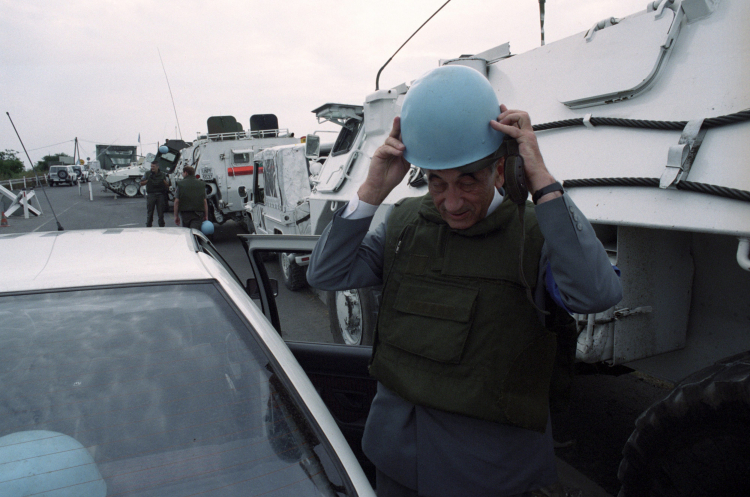 Tadeusz Mazowiecki na punkcie granicznym z Serbią kontrolowanym przez Siły Ochronne Organizacji Narodów Zjednoczonych w sierpniu 1992 r. Fot. PAP/P. Kopczyński