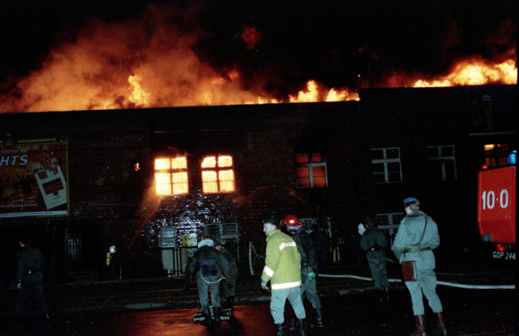 Pożar w hali widowiskowej przy Stoczni Gdańskiej, fot. PAP/S. Kraszewski