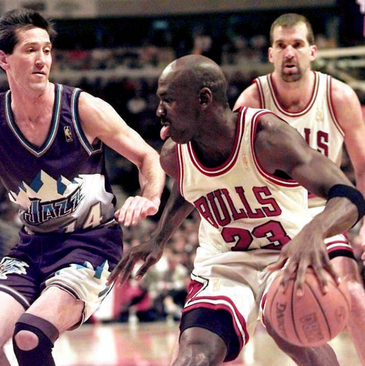 Mecz Chicago Bulls z Utah Jazz w 1997 r. Na zdjęciu Michael Jordan próbuje minąć Jeffa Hornacka. Fot. bia/ krys/