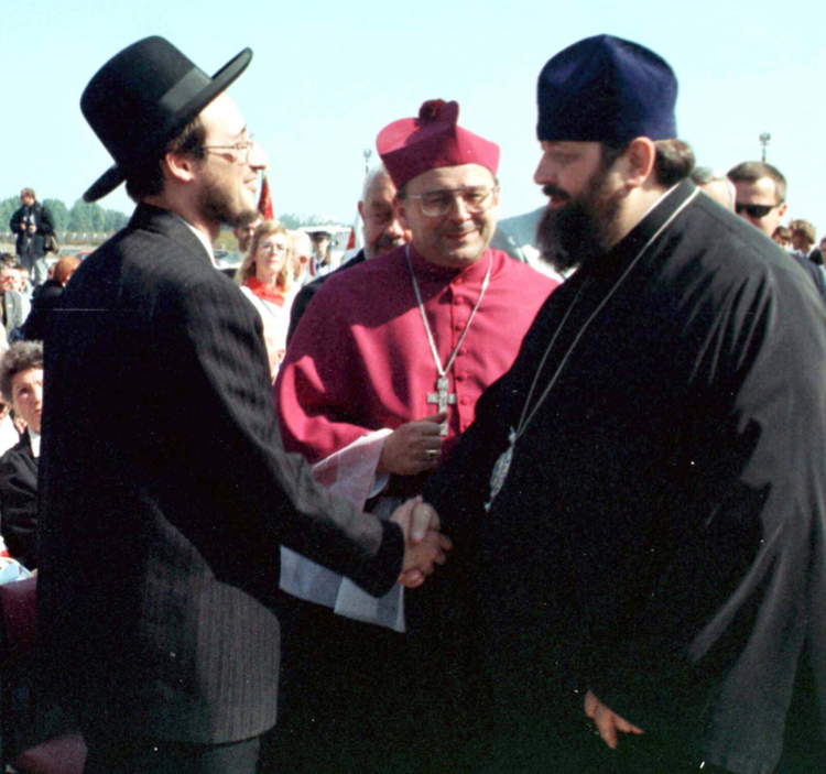 „Dni Majdanka”, organizowane dla uczczenia ofiar tego obozu zagłady, 1999 r. N/Z:od lewej :Rabin Baruch Rabinowitz z Warszawy, metropolita lubelski abp Józef Życiński, ordynariusz lubelsko-chełmskiej diecezji Kościoła Prawosławnego bp Abel podczas uroczystości. PAP/Mirosław Trembecki