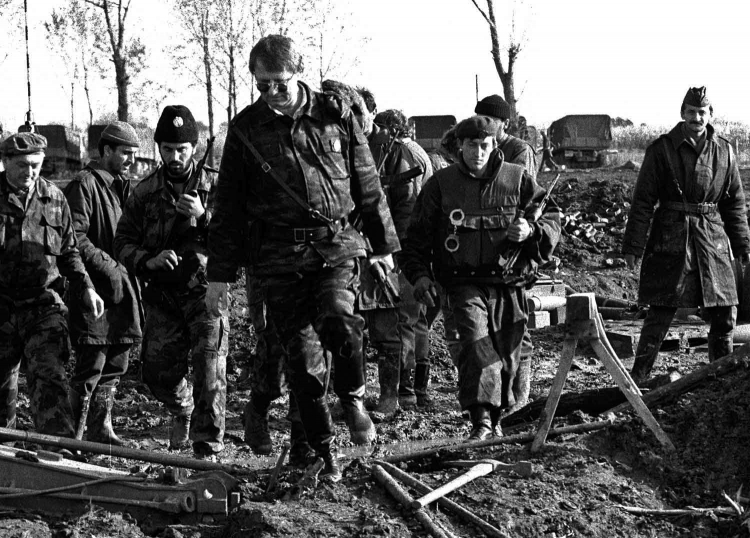 Żołnierze serbskiej organizacji paramilitarnej podczas wojny w Jugosławii w latach 90., fot. PAP/EPA/MZWELE