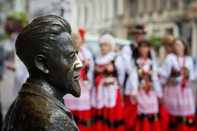 Pomnik - Kufer Reymonta przy ul. Piotrkowskiej w Łodzi. Fot. PAP/ G. Michałowski