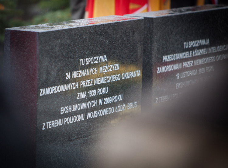 Grób Polaków zamordowanych podczas okupacji niemieckiej w Łodzi, fot. PAP/G. Michałowski