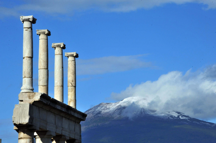 Ruiny Pompei na tle Wezuwiusza. PAP/EPA/Cesare Abbate