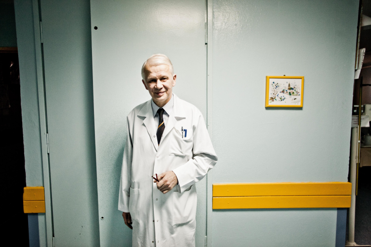 Prof. Wiesław Jędrzejczak, w 1984 r. z zespołem lekarzy w szpitalu w Warszawie przeprowadził pierwszy udany przeszczep szpiku w Polsce, fot. PAP/M. Kaliński