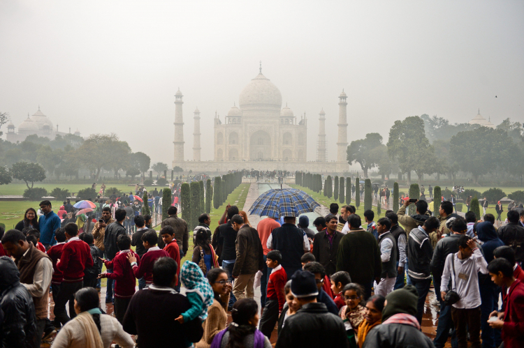 Turyści zwiedzający Taj Mahal w Agrze. PAP/Marcin Obara