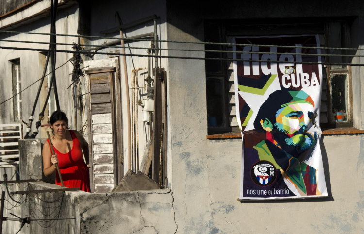 Plakat z podobizną Fidela Castro w jednym z zaułków Hawany, fot. PAP/EPA/R. Pujol