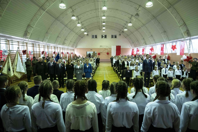 Ogólnopolska akcja „Szkoła do hymnu” w Szkole Podstawowej im. ks. Rocha Modzelewskiego w miejscowości Nowe Piekuty w 2019 r. Fot. PAP/M. Zieliński