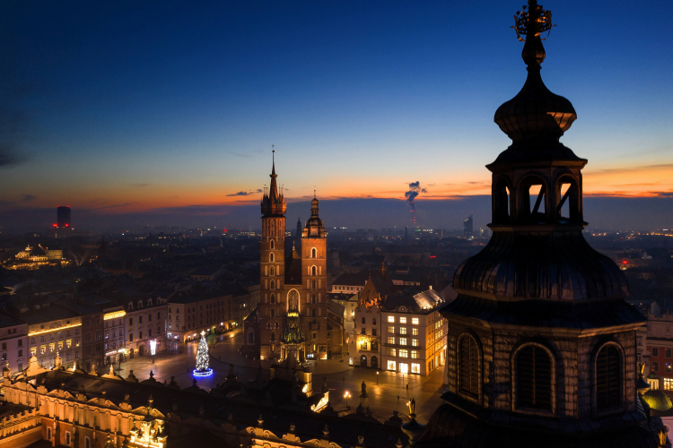 Widok na wieżę ratuszową i Kościół Mariacki w Krakowie, fot. PAP/Ł. Gągulski