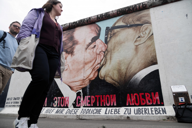 Grafitti na zachowanym fragmencie muru berlińskiego, fot. PAP/J. Kaczmarczyk