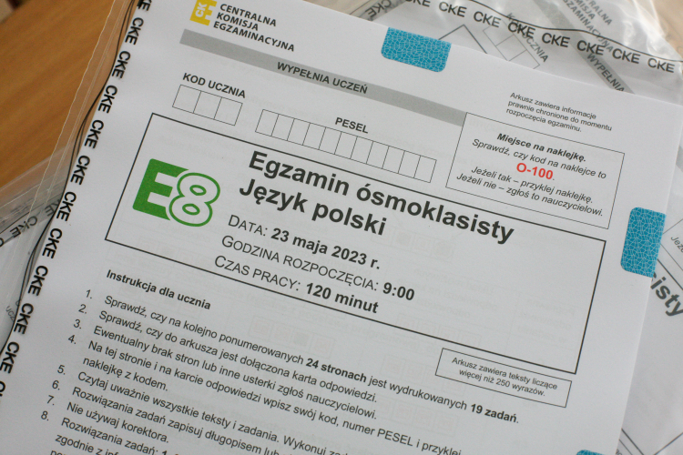 Arkusz egzaminacyjny z języka polskiego podczas egzaminu ósmoklasisty w 2023 r. Fot. PAP/L. Muszyński