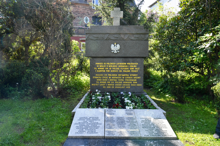 Pomnik polskich żołnierzy na cmentarzu Vestre Gravlund w Oslo.NATO. Fot. PAP/A. Lange