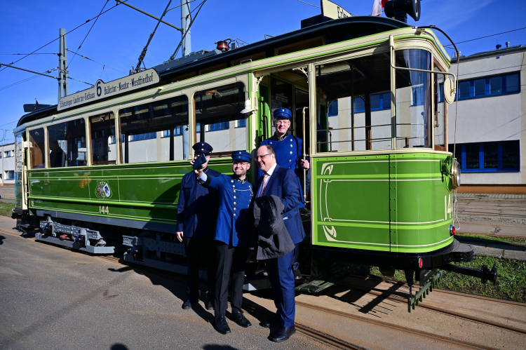 Wyremontowane zabytkowe wagony Zeppelin - tramwaje, które jeździły w Krakowie, fot. PAP/Art Service