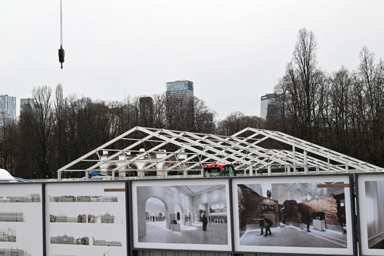 Zadaszenie nad ruinami piwnic Pałacu Saskiego w Warszawie, fot. PAP/R. Pietruszka