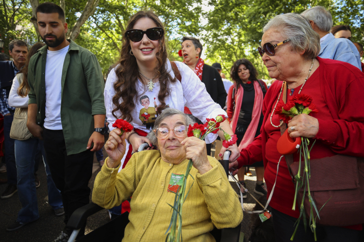 Celeste Martins Caeiro podczas obchodów 50 rocznicy wybuchu rewolucji goździków. Fot. PAP/ EPA/A. Cotrim