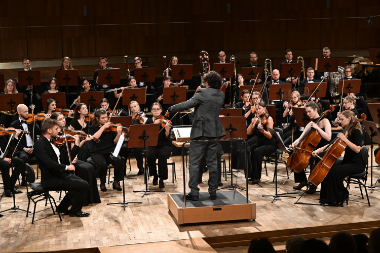 Polska Orkiestra Sinfonia Iuventus na koncercie inaugurującym sezon artystyczny 2024/2025, fot. PAP/R. Pietruszka