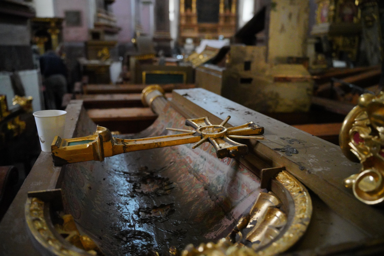 W kościele Matki Bożej Różańcowej, który jest częścią klasztoru Franciszkanów w Kłodzku, po powodzi odkryto stare polichromie, fot. PAP/D. Gdesz