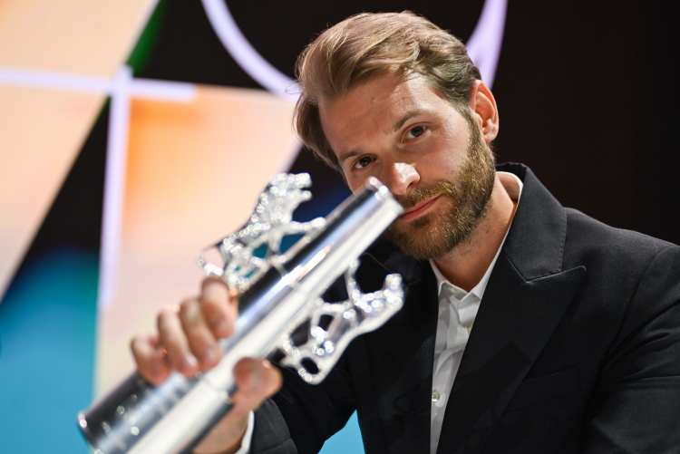 Nagrodzony „Srebrymi Lwami” za film „Dziewczyna z igłą” reżyser Magnus von Horn podczas gali zamknięcia 49. Festiwalu Polskich Filmów Fabularnych w Gdyni. PAP/Adam Warżawa