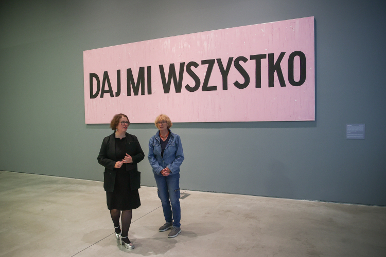 Dyrektor Muzeum Sztuki Współczesnej MOCAK-u Maria Anna Potocka (P) po konferencji prasowej nt. trzech nowych wystaw w Muzeum Sztuki Współczesnej MOCAK w Krakowie w październiku 2024 r. Fot. PAP/Ł. Gągulski