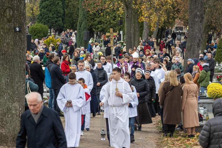 Prymas Polski abp Wojciech Polak (w tle) przewodzi procesji żałobnej na cmentarzu przy kościele św. Piotra i Pawła w Gnieźnie w Dniu Wszystkich Świętych. Fot. PAP/P. Jaskółka