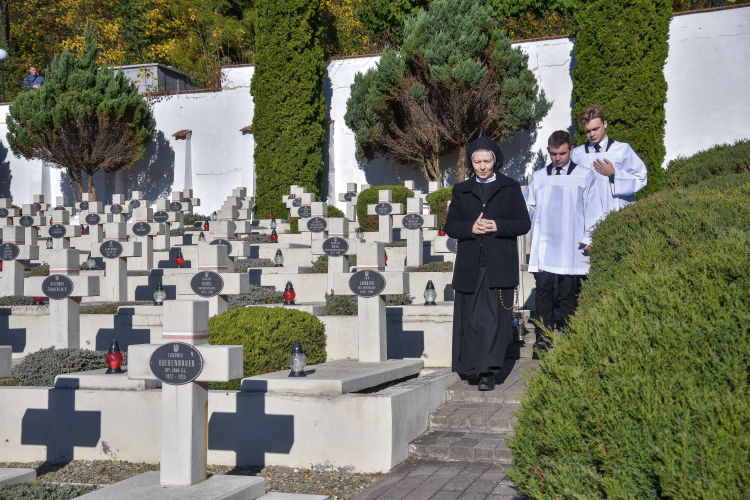 Znicze zapalone na terenie Cmentarza Orląt Lwowskich - części Cmentarza Łyczakowskiego we Lwowie. Fot. PAP/V. Hrabar