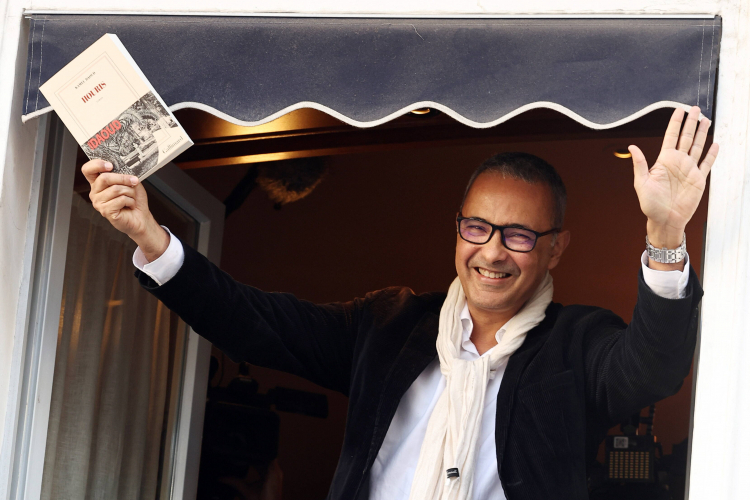 Kamel Daoud po otrzymaniu nagrody Goncourt za rok 2024. Fot. PAP/EPA/C. Petit