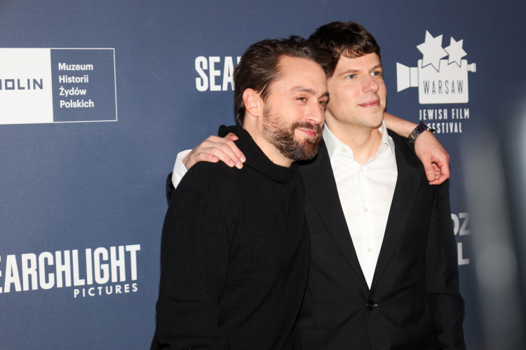 Amerykańscy aktorzy Kieran Culkin (L) i Jesse Eisenberg (P) na premierze filmu „Prawdziwy Ból” w reżyserii Eisenberga 4 listopada 2024 r. w Muzeum Historii Żydów Polskich POLIN w Warszawie. Fot. PAP/A. Zawada