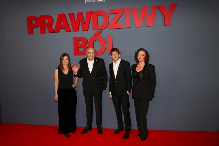 Amerykański aktor Jesse Eisenberg (2P) na premierze filmu „Prawdziwy Ból” w Muzeum Historii Żydów Polskich POLIN w Warszawie. PAP/Albert Zawada