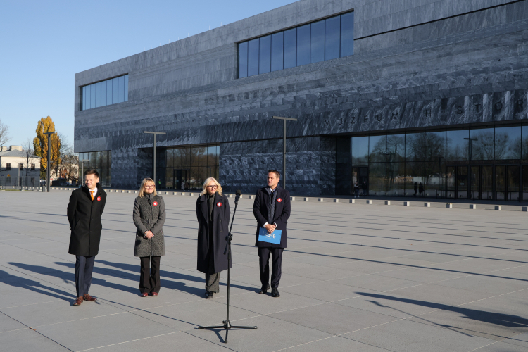 Prezydent Rafał Trzaskowski, p.o. dyrektora Muzeum Historii Polski Marcin Napiórkowski, zastępca dyrektora Muzeum Wojska Polskiego Magdalena Rochnowska oraz Reni Jusis przed budynkiem MHP, fot.PAP/P. Supernak