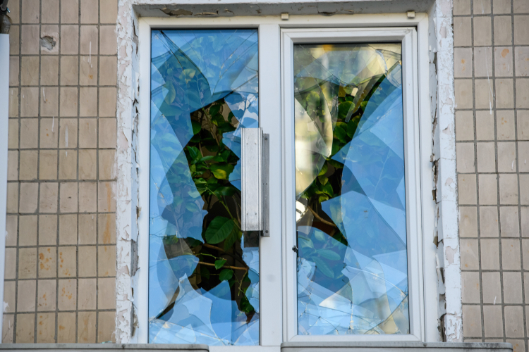 Zniszczenie placówki medycznej spowodowane upadkiem rosyjskiego dronu Shahed na jedną z dzielnic Kijowa w listopadzie 2024 r. Fot. PAP/V. Musiienko