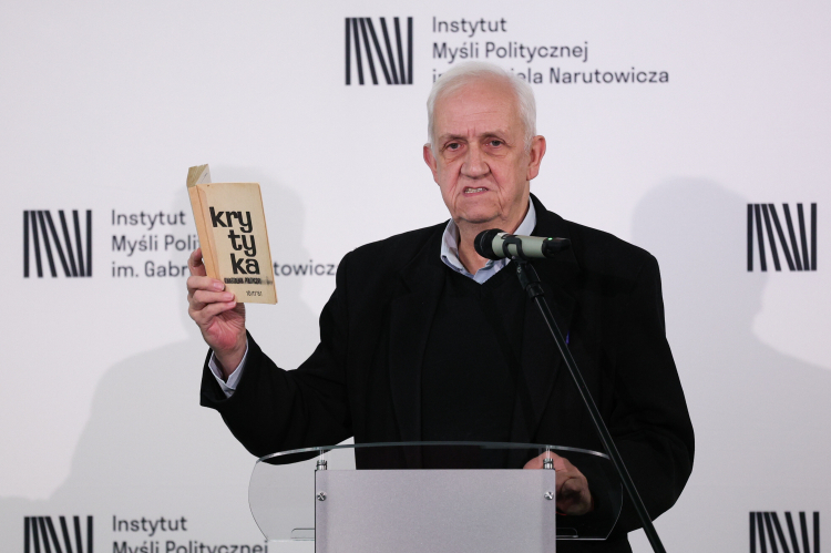 Prof. Andrzej Friszke prezentuje książkę Jana Lityńskiego "PSL. Model oporu" na inaugurację Instytutu Myśli Politycznej im. Gabriela Narutowicza, fot. PAP/Sz. Pulcyn