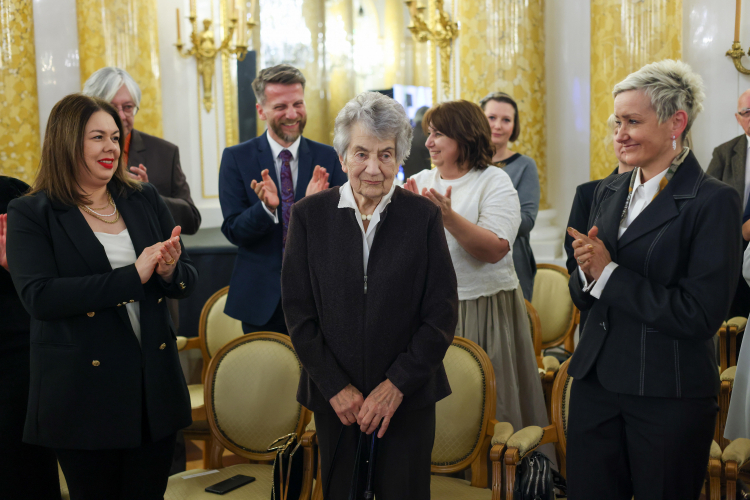 Prof. Irena Oborska na zakończeniu obchodów 50-lecia odbudowy Zamku Królewskiego w Warszawie, fot. PAP/A. Zawada
