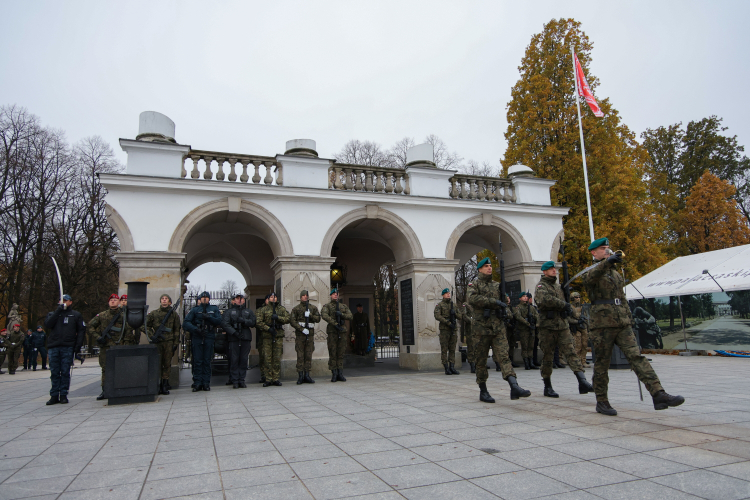 Przygotowania do Narodowego Święta Niepodległości w Warszawie, fot. PAP/R. Guz