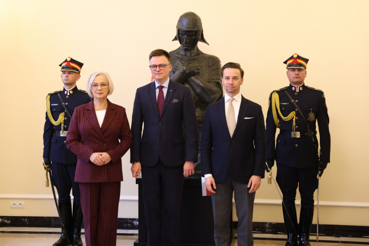Marszałek Sejmu Szymon Hołownia (C) oraz wicemarszałkowie Krzysztof Bosak (2P) i Dorota Niedziela (2L) podczas uroczystości odsłonięcia rzeźby Hanny Nałkowskiej „Polonia – Rycerz - Bojownik”. (mr) PAP/Leszek Szymański