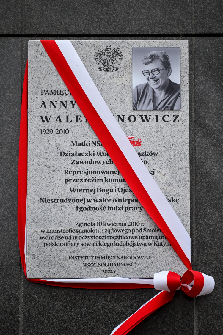Tablica poświęcona Annie Walentynowicz na budynku NSZZ "Solidarność" w Gdańsku, fot. PAP/A. Warżawa
