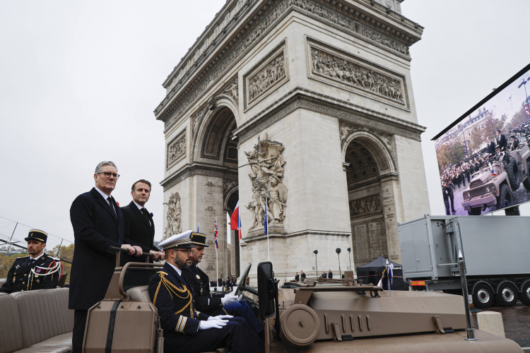 Prezydent Francji Emmanuel Macron i premier Wielkiej Brytanii Keir Starmer pod Łukiem Triufalnym w Paryżu, fot. AFP POOL/PAP/EPA/L. Marin