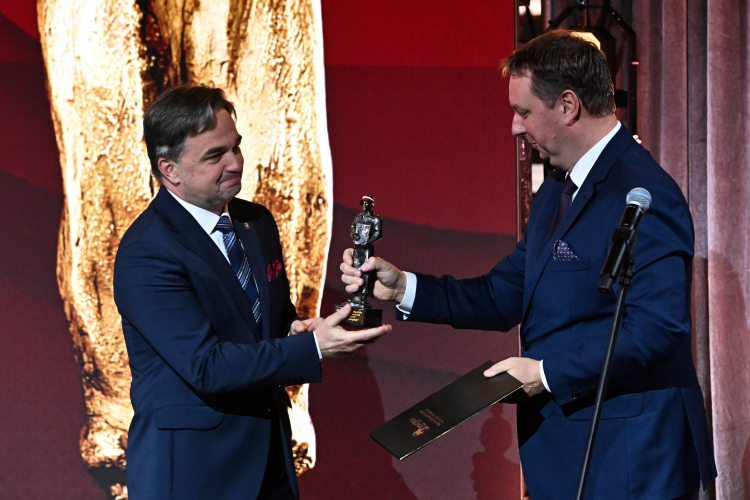 Wiceminister do spraw społeczeństwa obywatelskiego Marek Krawczyk (P) i Naczelny Dyrektor Archiwów Państwowych Paweł Pietrzyk (L), który odebrał nagrodę w kategorii instytucja, podczas Gali Finałowej Nagrody BohaterONy 2024 im. Powstańców Warszawskich. PAP/Radek Pietruszka